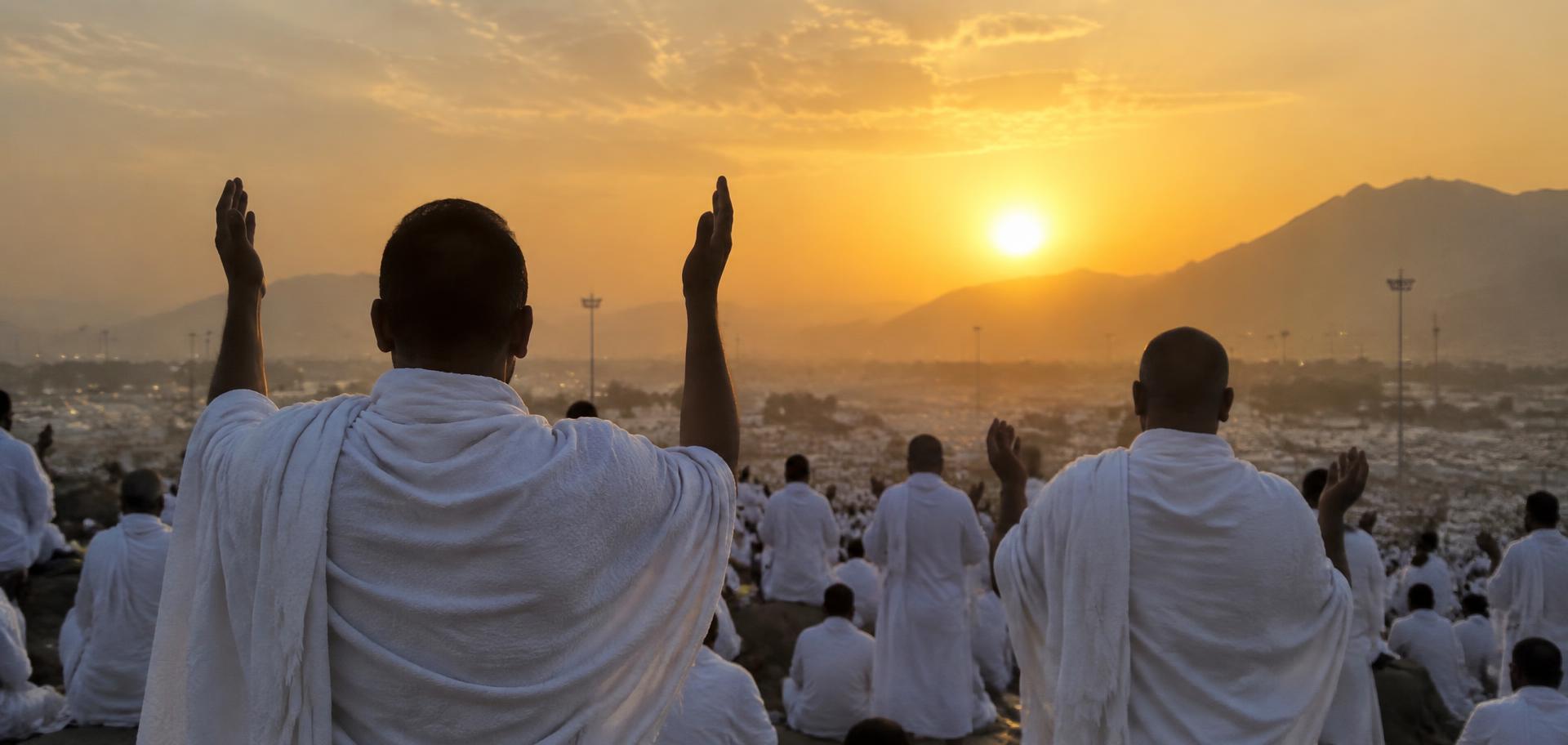 Pilgrims in supplication on the plain of Arafat